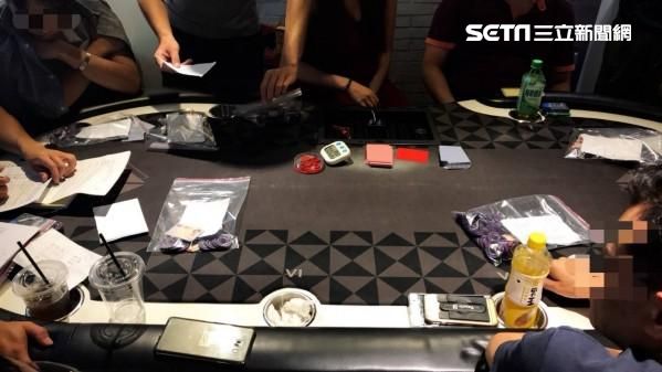 德州撲克餐廳玩真的　女荷官見警嚇哭