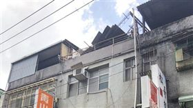 台北市內湖區康寧路一段75號旁，工人維修鐵皮雨遮，摔落地面，命危，送醫。翻攝