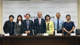 促轉會主委：盼總結報告釐清歷史真相促進轉型正義委員會16日舉行首場記者會，報告工作進度。主委黃煌雄（中）盼促轉會總結報告能釐清歷史真相。中央社實習記者蔡芃敏　107年7月16日