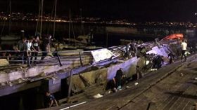 海邊爽看音樂節　木造碼頭竟突然塌了
西班牙,維戈,音樂節,碼頭,坍塌
翻攝自推特