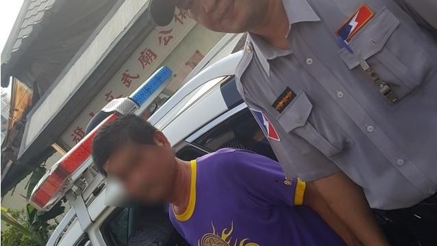 警方上門逮人　通緝犯竟爬屋頂耍賴