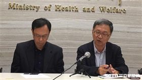 衛生福利部次長薛瑞元（右二）今（13）日下午4時許說明台北醫院護理之家發生火災傷患處置情形。（圖／記者楊晴雯攝）