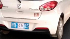 冤枉呀！車牌貼「SB」被攔　車主喊冤：不知道誰貼的　圖／翻攝自梨視頻