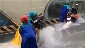 中彰豪雨不斷！讓騎士騎車像「溯溪」