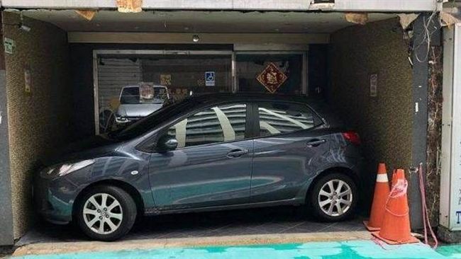 車主「神停車」！笑翻網友：怎麼出去