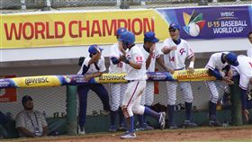 U15世界盃  中華隊洪宸毅投打俱佳2018年U15世界盃青少棒錦標賽，中華隊13日出戰美國隊，先發投手洪宸毅（前中）5.1局失1分，5局下還揮出二壘安打，攻占得點圈，並靠著捕逸以及對手失誤，跑回中華隊第一分。（棒協提供）中央社記者黃巧雯傳真  107年8月13日