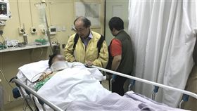 台灣團遇河馬攻擊又車禍　僑務委員陳發馳援台灣遊客在肯亞遭河馬攻擊導致1死1傷，該旅行團後續又發生車禍，15人受傷。僑務委員會13日表示，在肯亞的僑務委員陳發（中）獲知後，立即前往醫院協助處理及照顧受傷遊客。（僑務委員會提供）中央社記者顧荃傳真　107年8月13日