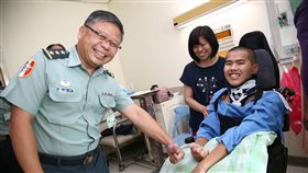 傘兵秦良丰傷勢好轉　豎大拇指為自己加油傘兵秦良丰5月跳傘操演時自高空墜地受傷，經急救後奇蹟獲救，軍聞社報導，秦良丰（右1）13日轉三總一般病房，他也在鏡頭前豎起大拇指，替自己加油打氣。（軍聞社提供）中央社記者游凱翔傳真　107年8月13日