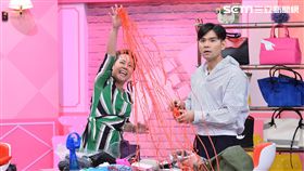 錦雯的手提包竟然藏有魔術道具。（圖／TVBS提供）