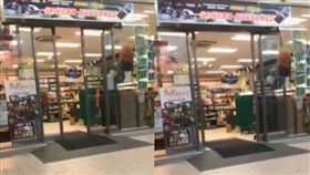 超商自動門開開關關一小時，店員也嚇壞。（圖／翻攝黑色豪門企業臉書）