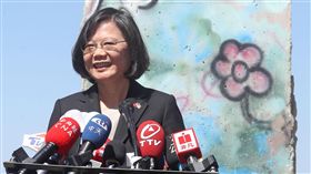 總統訪雷根圖書館（1）總統蔡英文（圖）出訪友邦巴拉圭和貝里斯，去程過境美國洛杉磯，14日參訪雷根圖書館，在柏林圍牆遺跡前發表談話。中央社記者裴禛洛杉磯攝  107年8月14日