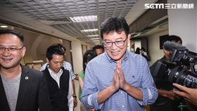 民進黨台北市長參選人姚文智前往市議會與議員高嘉瑜破冰。 （圖／記者林敬旻攝）