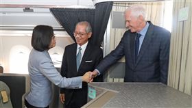總統出訪友邦過境美國 莫健接機（1）總統蔡英文（左）12日展開「同慶之旅」，出訪友邦巴拉圭和貝里斯，當地時間12日下午抵達美國洛杉磯過境，美國在台協會（AIT）主席莫健（James Moriarty）（右）、駐美代表高碩泰（中）登機迎接。中央社記者裴禛洛杉磯攝 107年8月12日