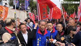 白狼現身遊行為軍公教加油藍天行動聯盟等團體22日下午在立法院外集結，準備遊行至凱達格蘭大道。中華統一促進黨總裁張安樂（白狼）（中）現身為軍公教加油。中央社記者王飛華攝  107年3月22日