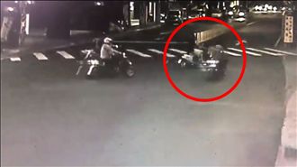疑為黃燈搶快　男騎士路口擦撞摔飛亡