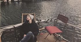 盧凱彤的遺照由遺孀余靜萍親自親自拍攝。（圖／翻攝mentalconcept IG）