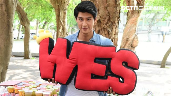 秘戀圈內女星1年？宏正羞笑默認了