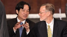 台美合辦打擊跨境犯罪研習營開訓（1）行政院長賴清德（左）與美國在台協會（AIT）處長酈英傑（William Brent Christensen）（右），14日在台北出席「2018全球合作暨訓練架構（GCTF）－打擊跨境犯罪及美鈔、護照鑑識國際研習營」開訓，兩人在會中交談。中央社記者王飛華攝  107年8月14日