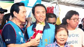 馬英九陪同陳學聖掃街（1）前總統馬英九（左）12日陪同國民黨提名的桃園市長參選人陳學聖（左2），前進忠貞市場掃街拜票，菜販也特別送上象徵好彩頭的菜頭，預祝高票當選。中央社記者吳睿騏桃園攝　107年8月12日