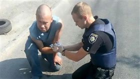 烏克蘭,軍人,手榴彈,男子,插鞘（圖／翻攝自Sesi Perkongsian臉書）