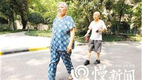 「換我帶你看世界！」用竹竿牽起失明尪　嬤：我就是你的眼
圖／翻攝自重慶晚報