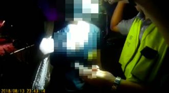 盤查曝光！劉喬安太辣？警方「碼胸」