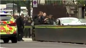 英國會大廈驚傳汽車衝撞　多名路人受傷　圖／翻攝自推特