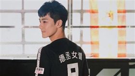 香港新一代男神余德丞踢球暈倒。（圖／翻攝自余德丞IG）