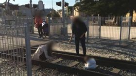 ▲婦人在鐵軌上幫嬰兒拍照。（圖／翻攝自推特）