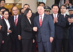 蔡總統專機抵巴拉圭（1）