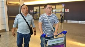 遭河馬攻擊　團員歷劫歸來（1）台灣旅行團在非洲肯亞遭河馬攻擊，其中23名團員在14日下午返台，歷劫餘生的團員吳鵬德（左）一回到台灣，兒女立刻前往機場接機，欣喜之情全寫在臉上。中央社記者吳睿騏桃園機場攝　107年8月14日