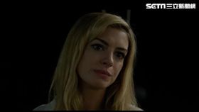 安海瑟薇於《驚濤佈局》中讓觀眾鮮少看到暗黑系形象演出。（圖／華聯國際提供）