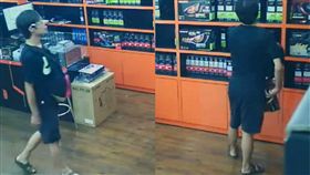 台中,爆料公社,背包,前揹,顯示卡,偷竊,3C,賣場,小偷　圖／翻攝自臉書　https://goo.gl/DNENhp