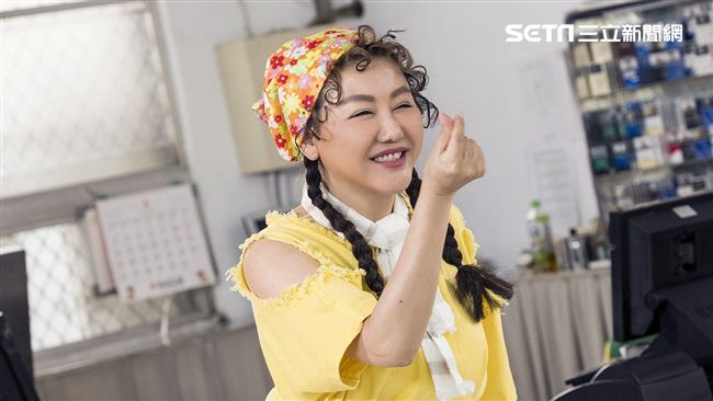 女星不畏天熱妝花　樂當軍中營站辣妹