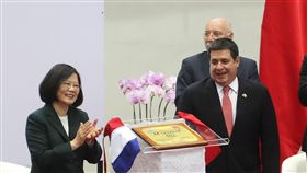 總統出席台巴科技大學開課儀式（3）總統蔡英文（左）14日抵達巴拉圭，上午與巴拉圭總統卡提斯（Horacio Cartes）（右）一同參加台巴科技大學先修班開課儀式，兩人一同為活動揭幕。中央社記者裴禛亞松森攝 107年8月14日