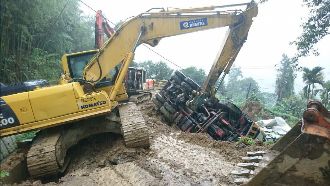 預拌混凝土車翻落邊坡　司機一度受困