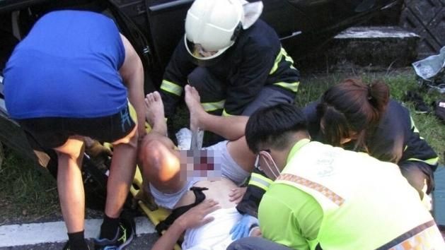 車禍自撞倒栽蔥　男遭鐵條插入鼠蹊部