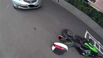 汽車違規撞重機　騎士怒摔手套慘被酸