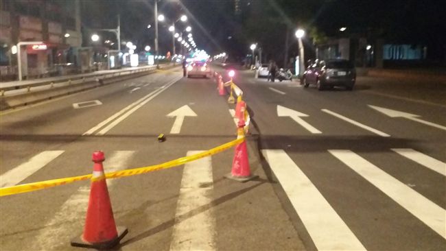 深夜拾荒過馬路　婦遭BMW撞飛不治