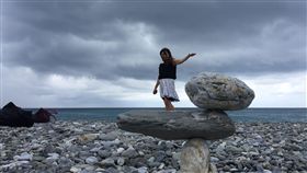 花蓮曼波海灘疊石樂　借位拍照比創意