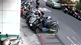 臨停「隔山打牛」路邊機車倒？轎車險揹黑鍋