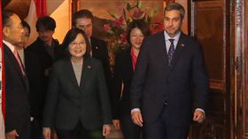 總統與巴國總統當選人雙邊會談（2）總統蔡英文（前左2）出訪友邦，14日搭專機抵達巴拉圭亞松森市，當地時間下午與巴拉圭總統當選人阿布鐸（Mario Abdo Benitez）（前右）雙邊會談，結束後兩人一同步出阿布鐸宅邸。中央社記者裴禛亞松森攝 107年8月15日