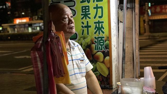深夜的台北街頭　阿伯賣仙草茶養家