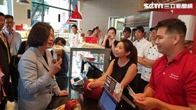 蔡英文出訪過境洛杉磯，途中購買85°C咖啡
85度C
圖／翻攝自蔡適應臉書
