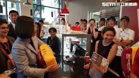 蔡英文出訪過境洛杉磯，途中購買85°C咖啡
85度C
圖／翻攝自蔡適應臉書