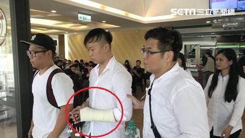 超跑富少打石膏現告別式　網友疑作假