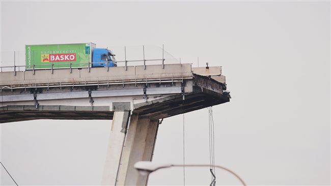 貨車斷橋前驚險急煞　離死神僅差幾米
