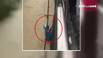 騎士被大雨沖到水溝　民眾拋繩索救援