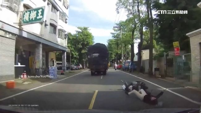 貨車鋁條突出！騎士慘遭卡喉重摔倒地