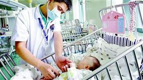 湖北,螺絲釘,女嬰,玩耍,吞食（圖／翻攝自楚天都市報）